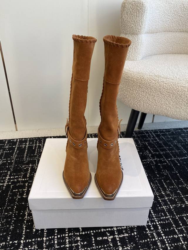 代购级 Celine 赛琳 24Ss秋冬新品 复古粗跟 切尔西 尖头 铁扣长靴 高靴 骑士靴塞琳这一季好看的款式真的是很多 比如这款军靴就很机车风 重点夸夸靴筒