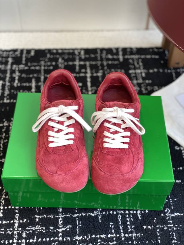 代购级 Bottega Veneta Bv葆蝶家 25Ss新款 阿甘鞋 德训运动鞋Sneaker科技尼龙和绒面打造，灵感来自复古球鞋，全新演绎经典运动鞋，轻便、