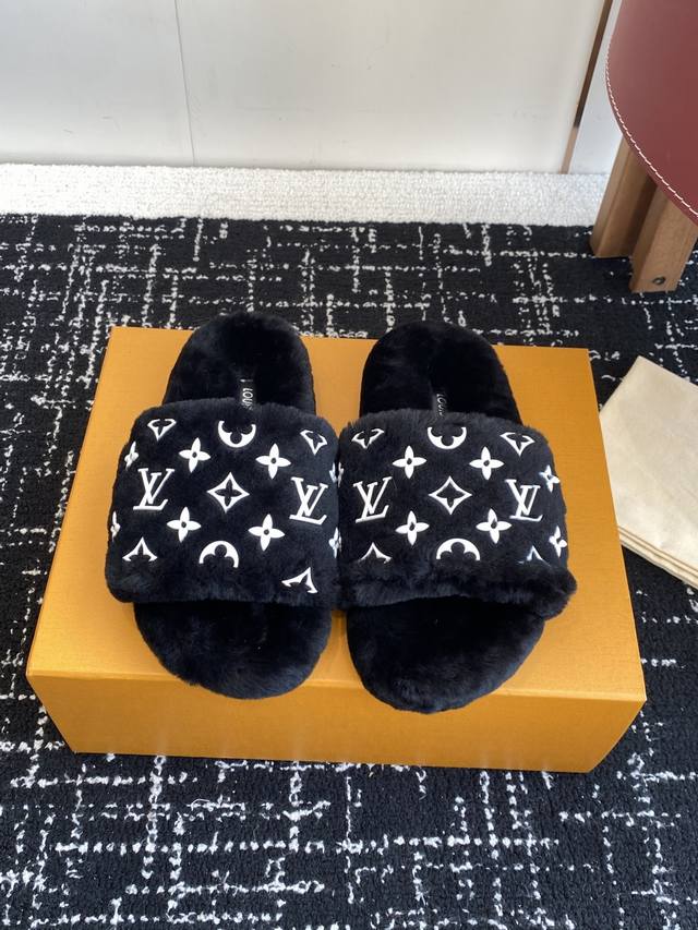 代购级 Louis Vuitton Ss 25New Arrival～ L家 25秋冬平底羊毛拖鞋新品超舒适的Lv 毛拖 简约随性 时髦有范， 慵懒又不乏高级感