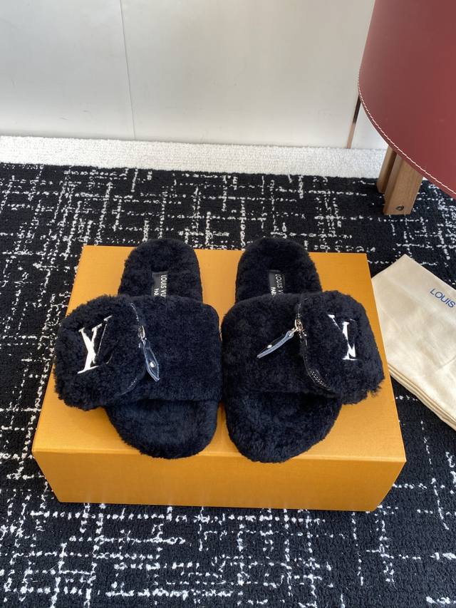 代购级 Louis Vuitton Ss 25New Arrival～ L家 25秋冬平底羊毛拖鞋新品超舒适的Lv 毛拖 简约随性 时髦有范， 慵懒又不乏高级感