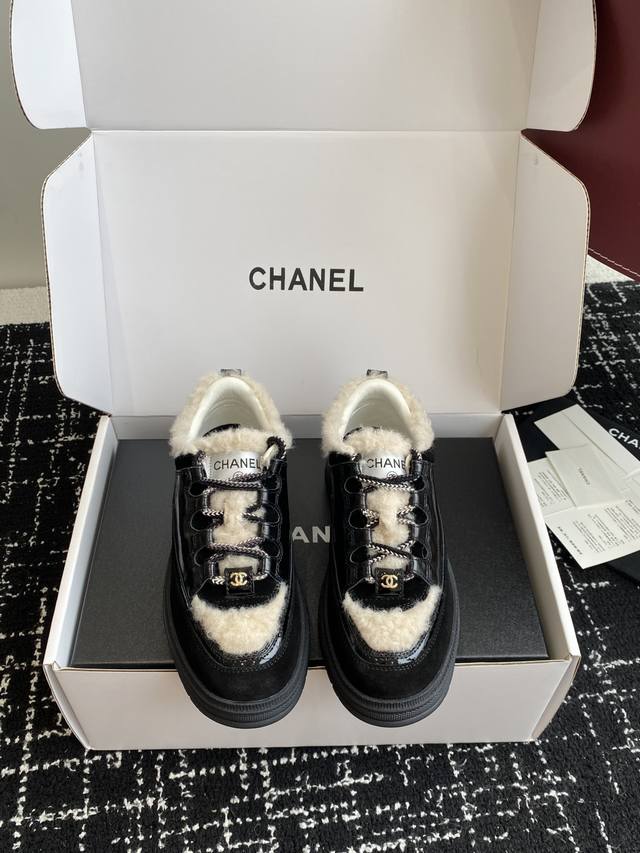 代购级 Chanel 25Ss 秋冬新款运动鞋 官网同步上 专柜断货王 各大博主社交日推款这季新款简直闭眼入，上脚狂好看，率性的休闲运动风，飒爽又自然，演绎香奈