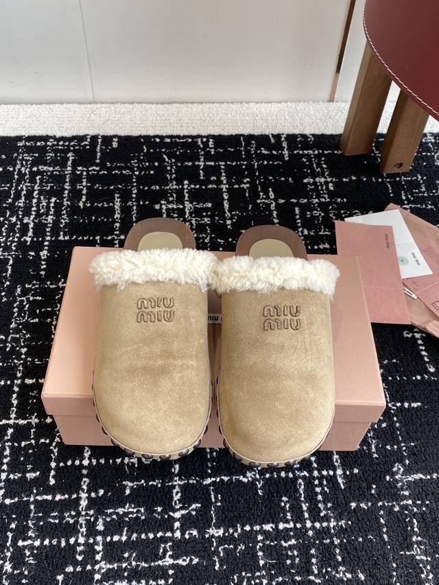 代购级 Miu Miu 棉鞋凉鞋2025秋冬新款鞋Miumiu秀场适当独一无二的擦色工艺工艺来自Miu Miu系列的细节特写 新季的潮流要素一此刻挚爱的概念，多
