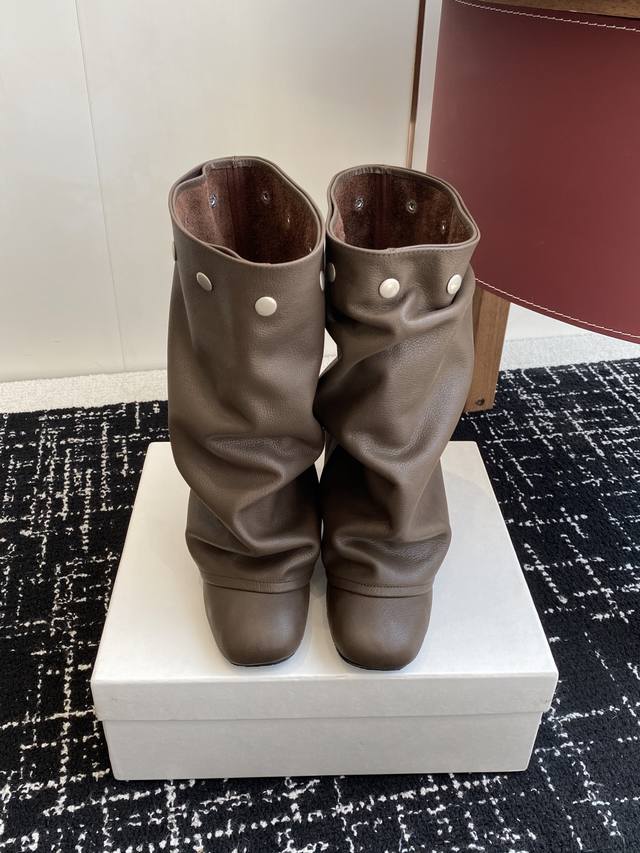 代购级 Paloma Wool 新品一鞋多穿 利落皮革拼接铆钉 在硬朗与柔滑间碰撞张力 可直筒可褶皱的百变形态 自带打破常规的时髦基因 自带飒爽气场 是能踩出街