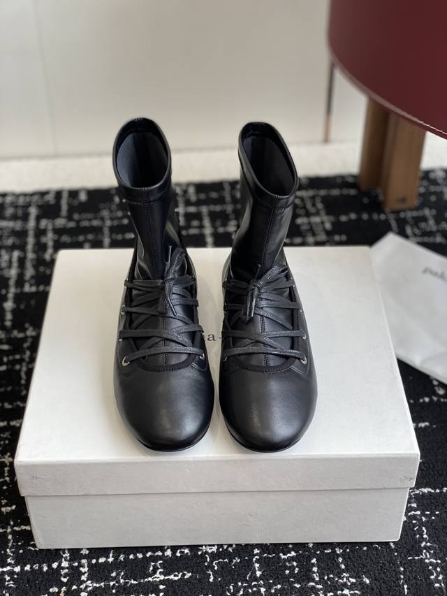 代购级 Paloma Wool 新品一鞋多穿 利落皮革拼接铆钉 在硬朗与柔滑间碰撞张力 可直筒可褶皱的百变形态 自带打破常规的时髦基因 自带飒爽气场 是能踩出街