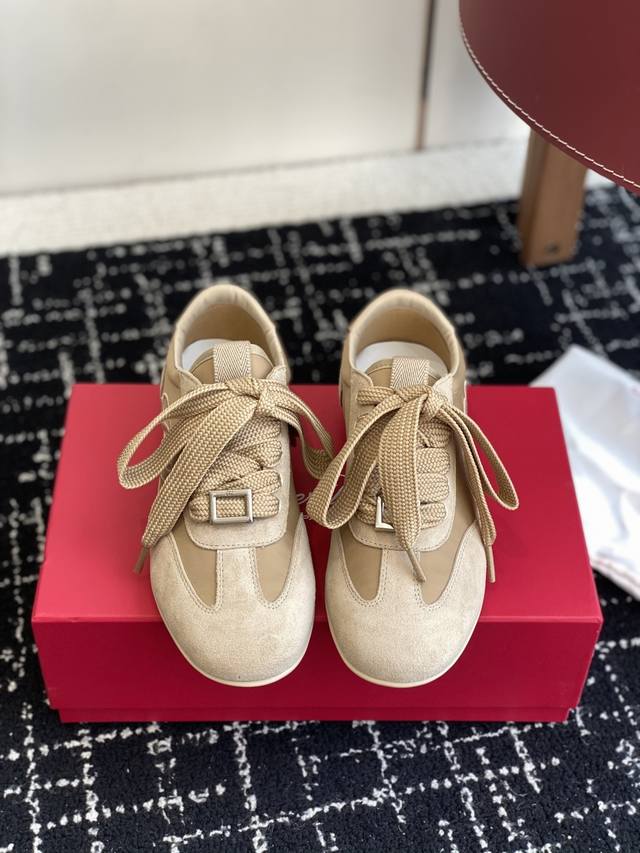 代购级 Roger Vivier Rv 25Ss 最新德训休闲鞋 休闲德训鞋注重舒适度的宝子一定要留这款！莞产版本，原版开发，版型专柜一比一，细节处理专柜一比一