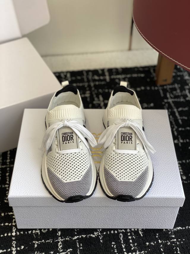 东莞代购级 Dior Run 'n' Dior 运动鞋 极简美学与精湛工艺的融合Dior Run 'n' Dior 运动鞋以标志性的黑白配色打造摩登风格，网眼织