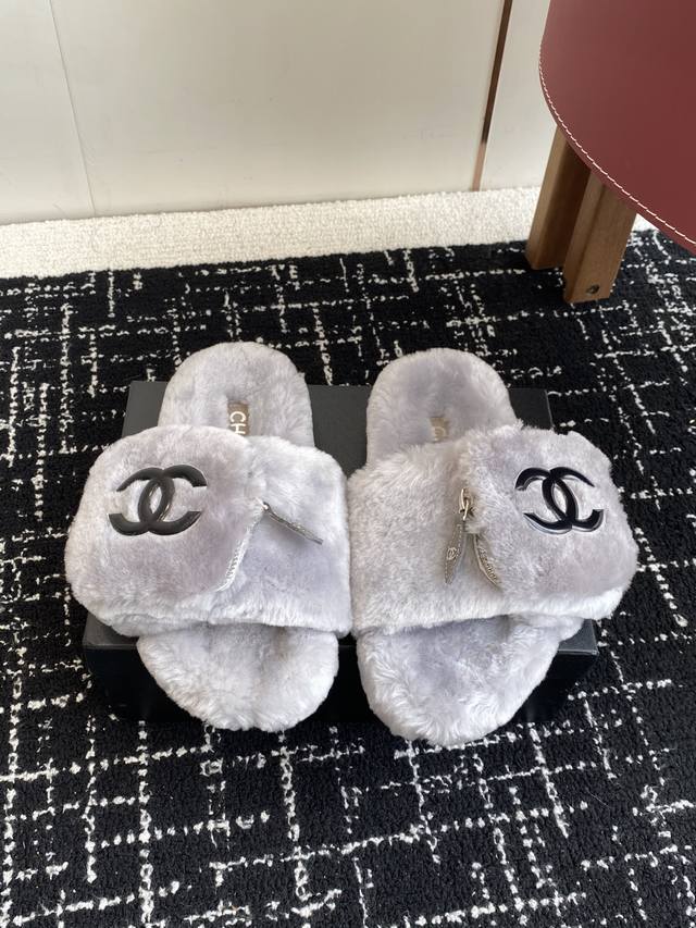 代购级 Chanel 经典四季双C毛毛拖鞋！这款毛拖真的是真太可爱了～柔软蓬松的毛毛，舒服暖脚秋冬搭配袜子休闲又慵懒 上脚真的好看又时髦进口羊毛，手感细腻柔软丝