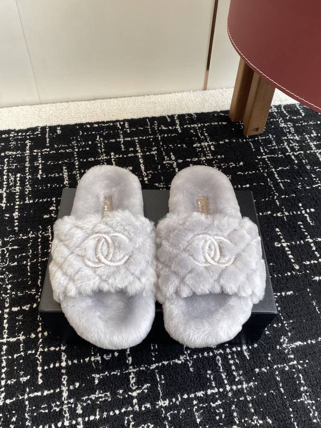 代购级 Chanel 经典四季双C毛毛拖鞋！这款毛拖真的是真太可爱了～柔软蓬松的毛毛，舒服暖脚秋冬搭配袜子休闲又慵懒 上脚真的好看又时髦进口羊毛，手感细腻柔软丝