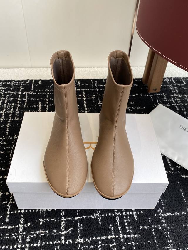 代购级 Therow 25Ss 官网最新弹力瘦瘦靴 The Row靴 是我今年买的最好的一双靴子，穿上立马可见的瘦，对这种脚型好看的靴子无法自拔~脚踝的褶皱越看
