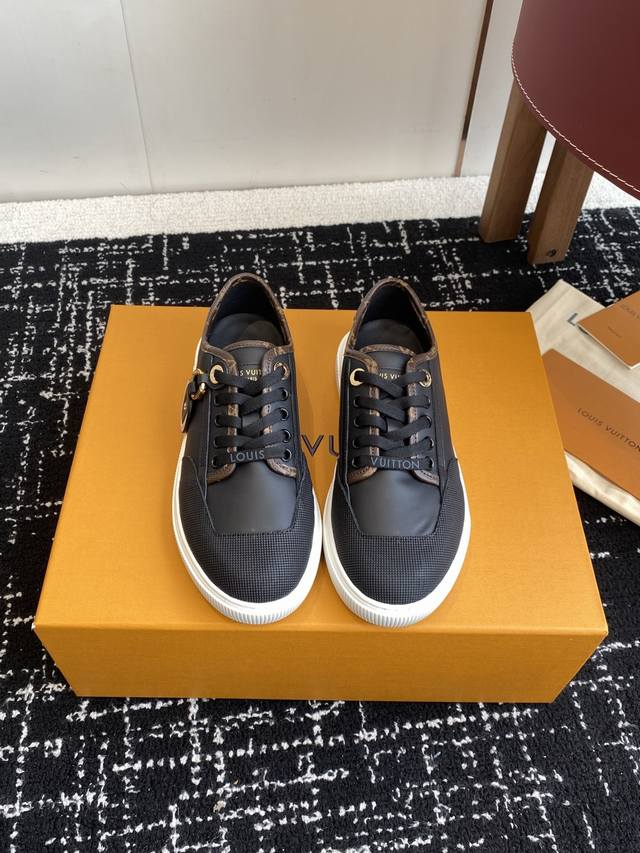 代购级 官网同步盒包装 Louis Vuitton Lv驴牌25新款Lagoon 运动休闲鞋 帆布鞋经典设计注入复古气息。皮革饰边跃现路易威登标识，铭纹孔眼、镶