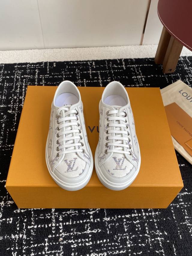 代购级 官网同步盒包装 Louis Vuitton Lv驴牌25新款Lagoon 运动休闲鞋 帆布鞋经典设计注入复古气息。皮革饰边跃现路易威登标识，铭纹孔眼、镶