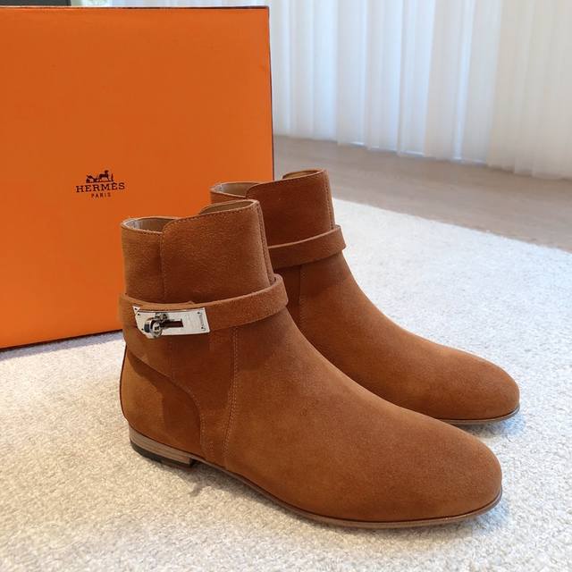 莞货 H家24Ss New Kelly经典短靴，经楦靴型+英伦复古设计，经典耐看！原版倒模楦型，极致1:1形体，进口高端面料呈现出精致质感！开模定制A级高密私模