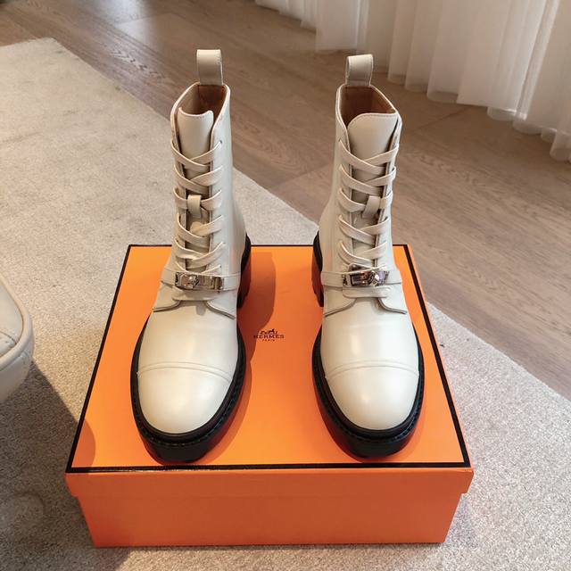 米白色 Hermes... A Eclair 2025爆款系列版型超正，4.5厚度增高显腿长！透体透气舒适的牛皮春夏拼色兼具颜值舒适度的单品！渠道货源 码数Si