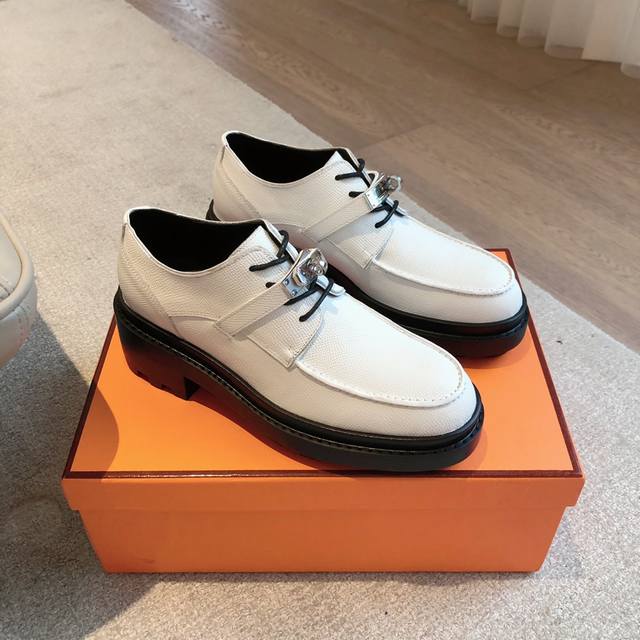 手掌纹 Hermes... A Eclair 2025爆款系列版型超正，4.5厚度增高显腿长！透体透气舒适的牛皮春夏拼色兼具颜值舒适度的单品！渠道货源 码数Si