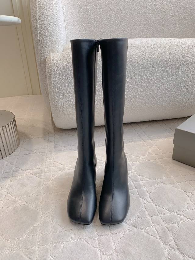 出厂价P Balenciag*新款粗高跟长靴 酷帅的小方头设计 轻松打造张扬帅气风格 拉长腿部线条 鞋面牛皮 内里垫脚羊皮 意大利真皮大底 跟高6Cm 尺码35
