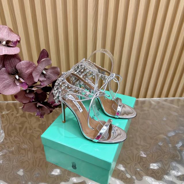 Aquazzura 新款顶级版本 菠萝女士花朵高跟凉鞋原版1比1开模鞋跟！施华洛世奇水钻，闪耀光芒 顶级版本 进口羊皮搭配原版开模鞋跟，简单大方 .使鞋子更有女