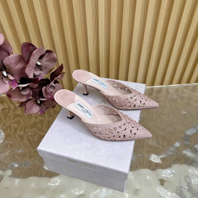 高版本Jimmy Choo 尖头穆勒猫跟拖鞋 你衣柜里裙子最好的伴侣，相信我就佩服Jc家的高跟鞋履设计师把女人的心理把握的很到位，做出来的鞋子绝对会让任何一个女