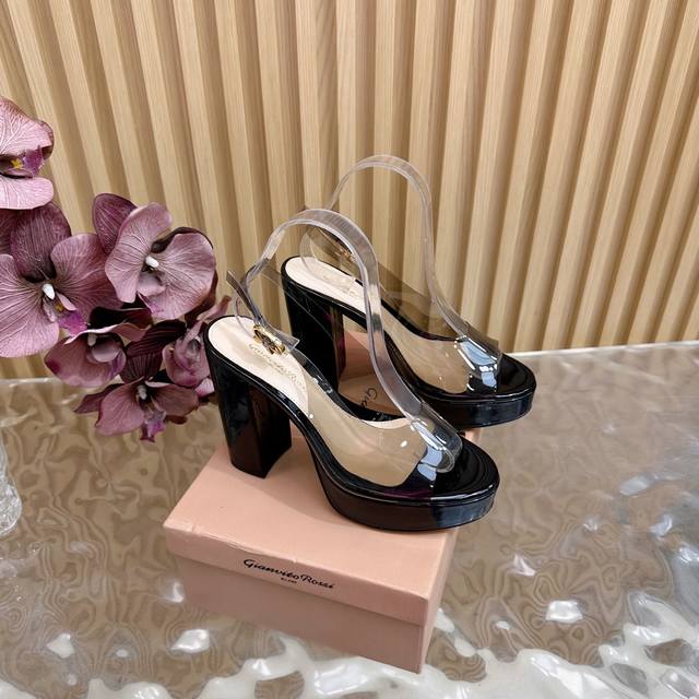 Gianvito Rossi 经典款防水台 高跟水台凉鞋 它的出现就像夜空中最璀璨的星辰 经典的款式，永恒的魅力，电绣的图案更是为其增添了梦幻的色彩 每一步都踏