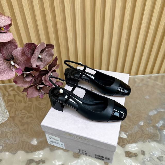 高版本Jimmy Choo 方头后空穆勒粗跟凉鞋 你衣柜里裙子最好的伴侣，相信我就佩服Jc家的高跟鞋履设计师把女人的心理把握的很到位，做出来的鞋子绝对会让任何一