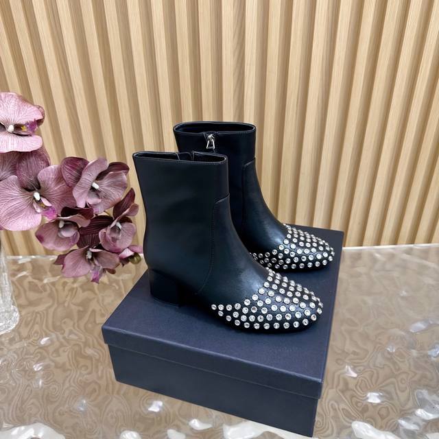 Alaia 25Ss早秋新款闪钻切尔西短靴法国高端一线高定品牌 Azzedinealaia:时尚界最后的手艺人 只忠于展现女性身体曲线的裁剪之王 始创于1979