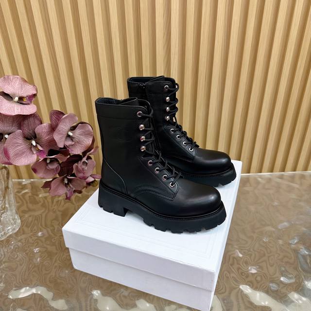 專櫃同步秋冬新款 Celine｜賽琳25秋冬新品厚底踢不爛馬丁靴！ 上腳超級帥氣超級酷！秀氣又不失帥氣。配牛仔褲絕絕子絕對是今年秋冬必火的一款單品！材質： 鞋面