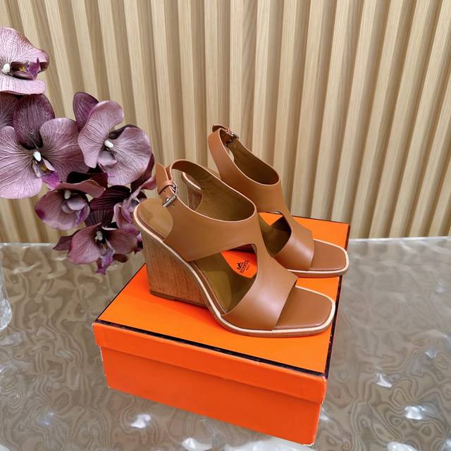 春夏新款 坡跟凉鞋 新款 HermèS 爱马仕最新款 坡跟厚底凉鞋 顶级版本 极约复古的设计 浓厚的异域风情时髦感十足、随便上脚都很有腔调简简单单的款式随便搭配