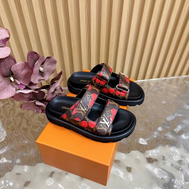 Lv驴牌25Ss春夏新品魔术贴樱桃系列休闲沙滩拖鞋 鞋面是该系列的灵魂所在 真的好精致！标志性的老花图案交织着俏皮的樱桃印花每一颗樱桃都似被赋予了生命 饱满而鲜