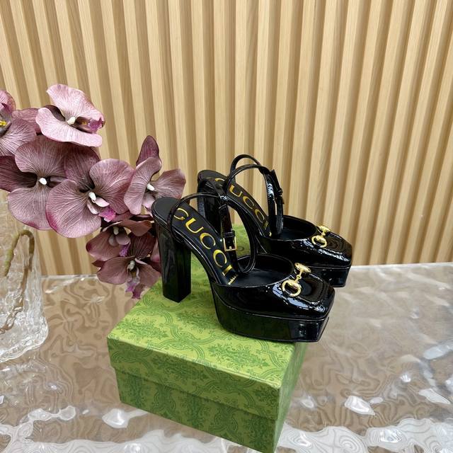 高版本Gucci 春季款新防水台马衔扣 高跟走鞋款秀 驰古恨天高趾露凉鞋 防水台的 尚时的品牌Logo持加，具有超辨高识度 各品大争牌恐先推后出超系跟高列 Gu
