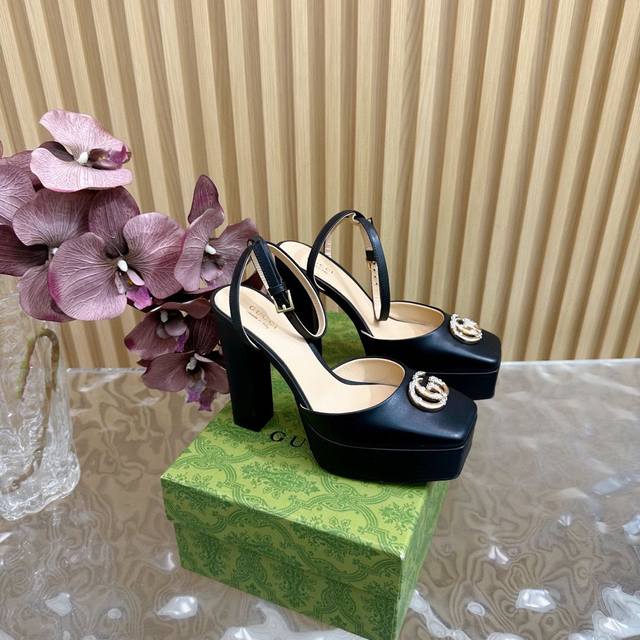 高版本Gucci 春季款新防水台双G水钻 高跟走鞋款秀 驰古恨天高趾露凉鞋 防水台的 尚时的品牌Logo持加，具有超辨高识度 各品大争牌恐先推后出超系跟高列 G