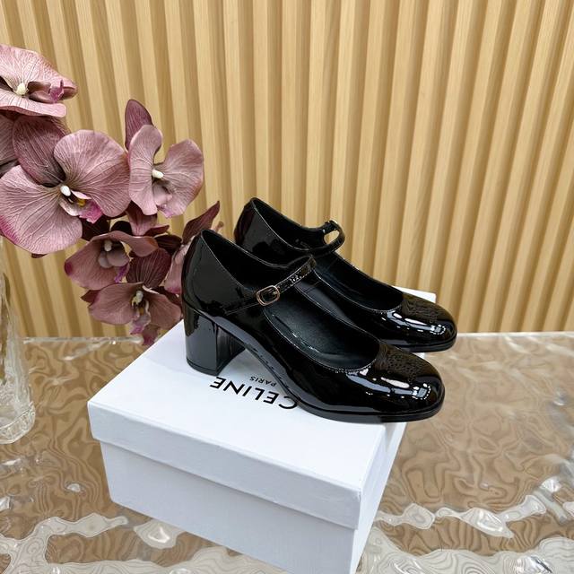 Celine 24Ss 思琳高圆圆同款鞋 超级减龄的少女款，一双过分美丽的玛丽珍鞋 穿脱很方便，柔软的漆皮面料加分时髦度，我要通过这款鞋消除漆皮在大家心里偏硬磨