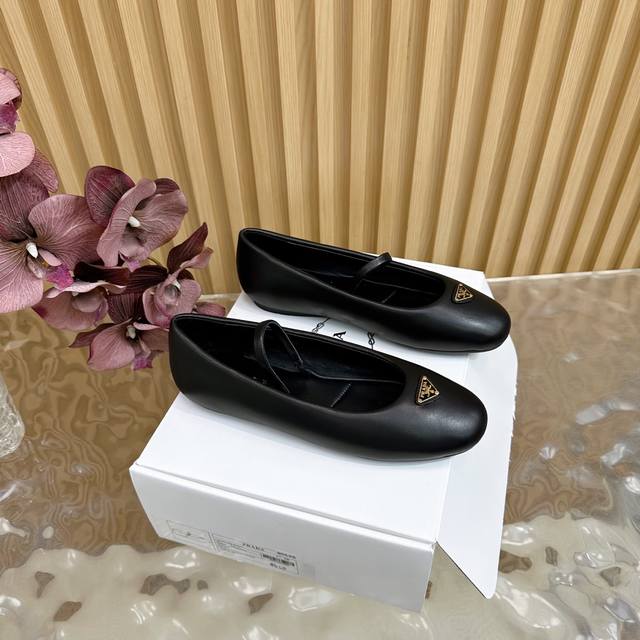 高版本 Prada 225 新品专柜新款玛丽珍凉鞋 单鞋 系列上新 配飞机盒 鞋面：小牛皮 内里：特定混种羊皮内里大底：原版开模橡胶底鞋码: 35-42 40、