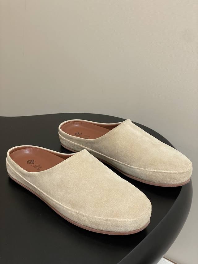 男+10Loro Piana 诺悠翩雅 Lp70S春夏新款 Tomori Sabot情侣款穆勒鞋老钱风绒面复古包头半拖鞋舒适勃肯鞋厚底懒人凉拖鞋这款鞋履采用柔软