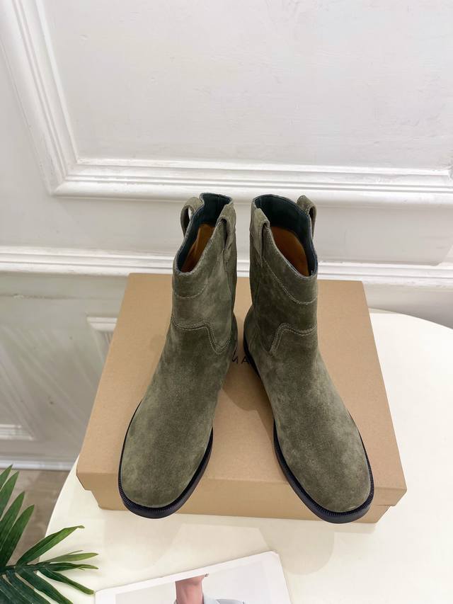 Lemaire 秋冬新品 经典西部牛仔短靴 作为这两年最受欢迎的设计师牌，设计简单、细节巧妙、清新脱俗！ 不想满大街撞款的可以看看这个品牌，比较小众却又是那么好