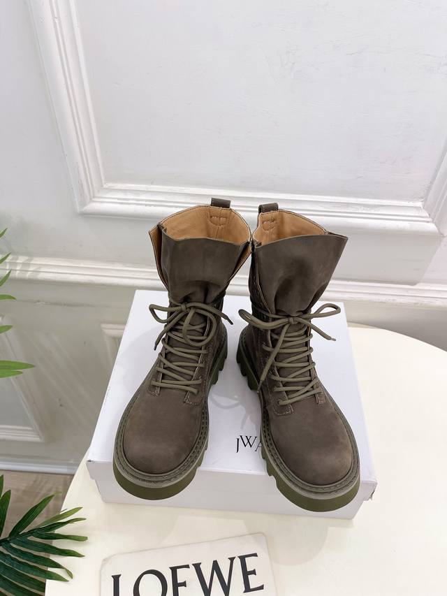 Jw Anderson 秋冬新品 经典厚底绑带马丁靴 作为这两年最受欢迎的设计师牌，设计简单、细节巧妙、清新脱俗！ 不想满大街撞款的可以看看这个品牌，比较小众却