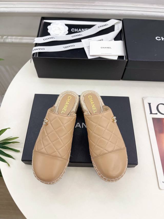 小香 25 春夏新品 专柜经典款 小香双C菱格厚底麻绳木底半拖鞋系列上新Bs 时尚圈的绝绝子 搭配将演绎着细致 极简 永不褪去的经典元素 展现与众不同的穿搭风格