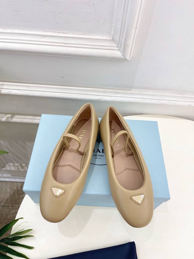Prada 普拉达 25 专柜走秀款早春新款Nappa三角标羊皮革芭蕾平底鞋系列鞋面：高定制羊皮面料 内里：进口水染羊皮大底：原版开模防滑大底 跟高：平底鞋码: