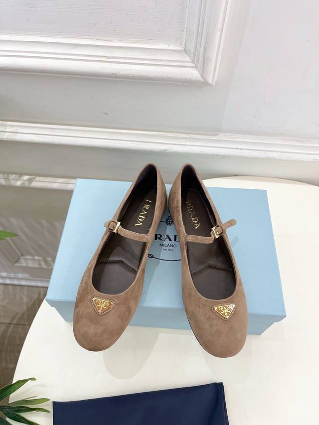 Prada 普拉达 25 专柜走秀款早春新款 Nappa三角标绒面芭蕾平底鞋系列鞋面：高定制羊猄 内里：进口水染羊皮大底：原版开模防滑大底 跟高：平底鞋码: 3