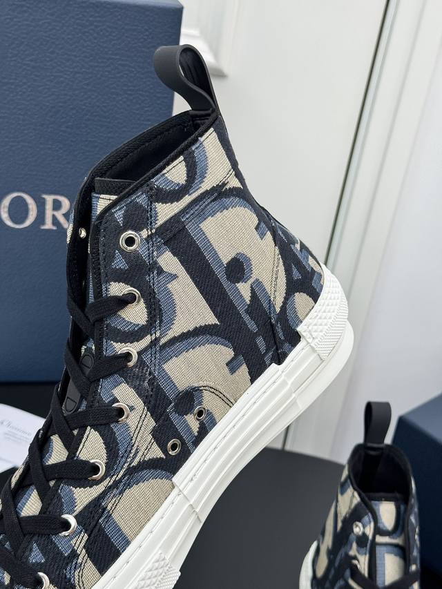 出厂价Pp： 春夏最新果冻色情侣款休闲鞋 Dior 印花字母Logo圆头高帮系带平底帆布滑板鞋 明星同款电绣小蜜蜂老花拼色运动鞋 原版开材质:进口环保帆布电绣面