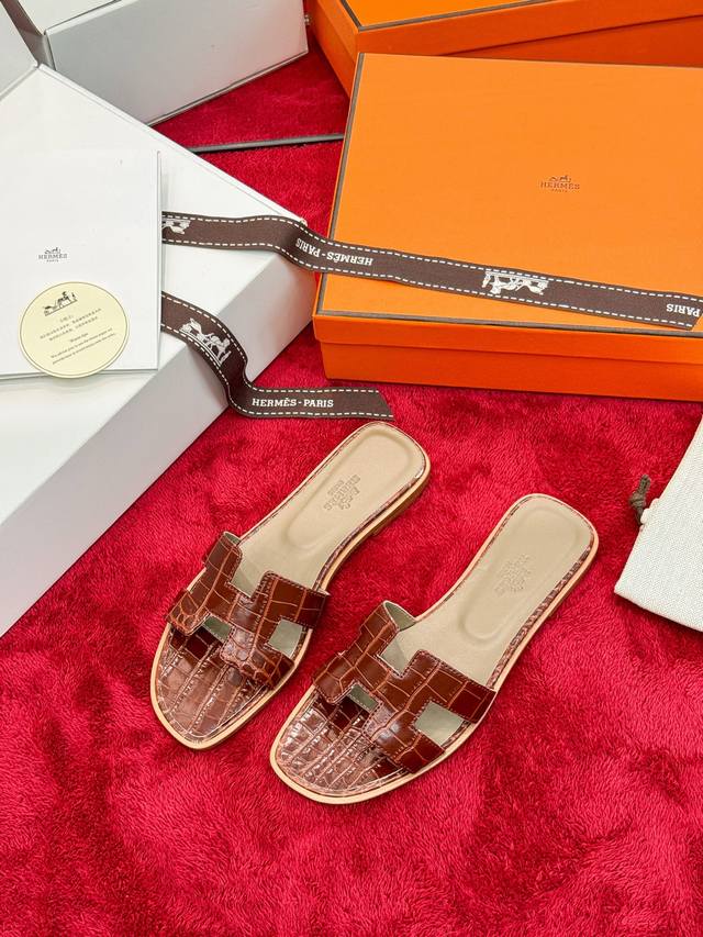 工厂P价P： 顶级 Vip 全套包装代购级 爱马仕 Hermes 春夏经典款 Oran 拼色工字拖女鞋 H家平底圆头露趾果冻色凉拖鞋 鞋面材料：石头纹小牛皮底部