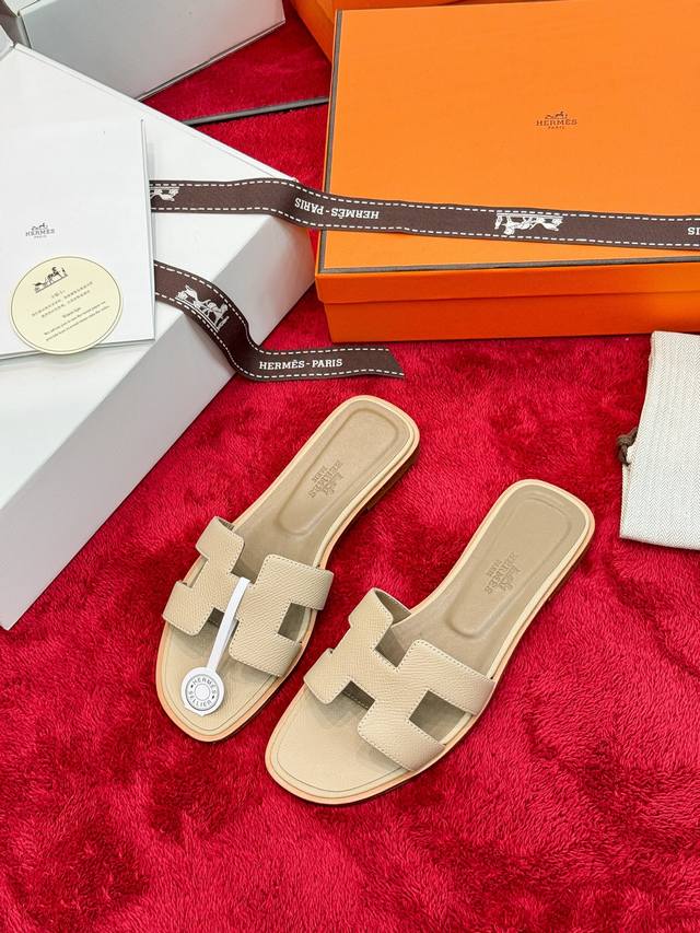 工厂P价P： 顶级 Vip 全套包装代购级 爱马仕 Hermes 春夏经典款 Oran 拼色工字拖女鞋 H家平底圆头露趾果冻色凉拖鞋 鞋面材料：掌纹小牛皮底部材