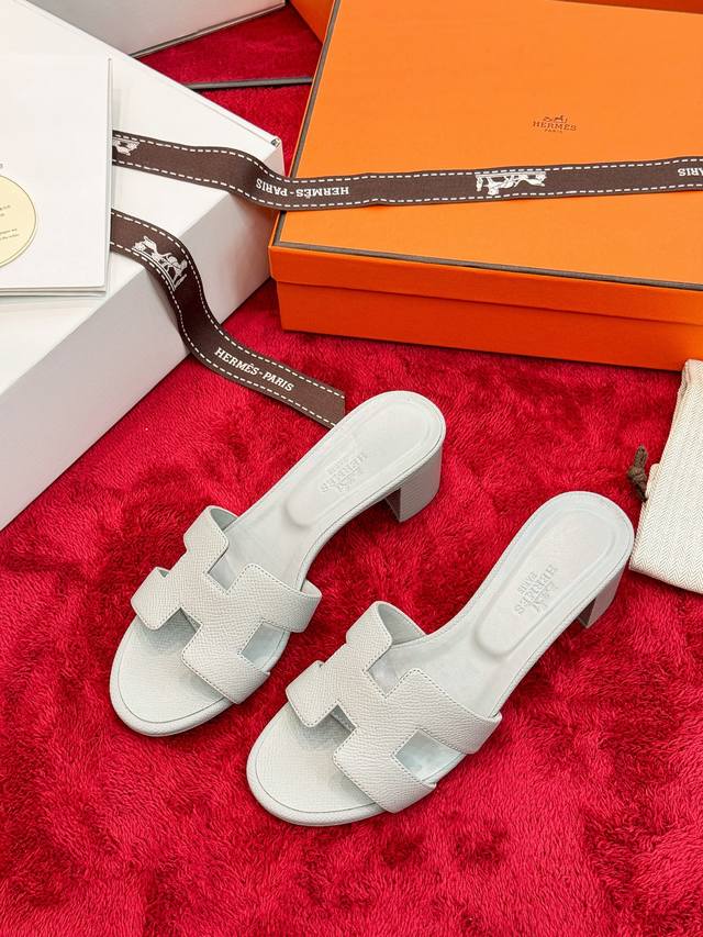 工厂P价P： 顶级 Vip 全套包装代购级 爱马仕 Hermes 春夏经典款 Oran 拼色工字拖女鞋 H家平底圆头露趾果冻色凉拖鞋 鞋面材料：掌纹小牛皮底部材