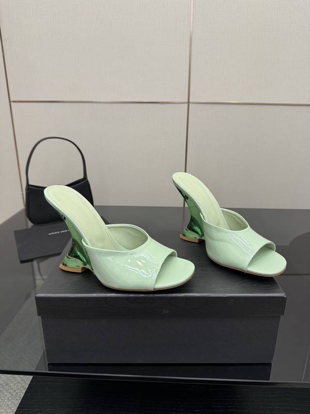 Dries Van Noten 25Ss 新款异形跟女鞋每一双都美的像艺术品上脚一定是非常瞩目的单品仙女们可以冲当代女性应该自己拥有的“水晶鞋”鞋面：漆皮垫脚：