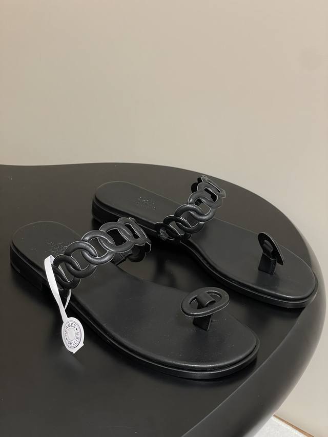 顶级品质 配高档飞机盒 Hermes 爱马仕 H家 Los系列猪鼻子夹脚平底凉拖鞋小牛皮凉鞋，搭配以皮革打造的经典猪鼻子元素。适合夏日穿着，打造时尚造型。搭配极