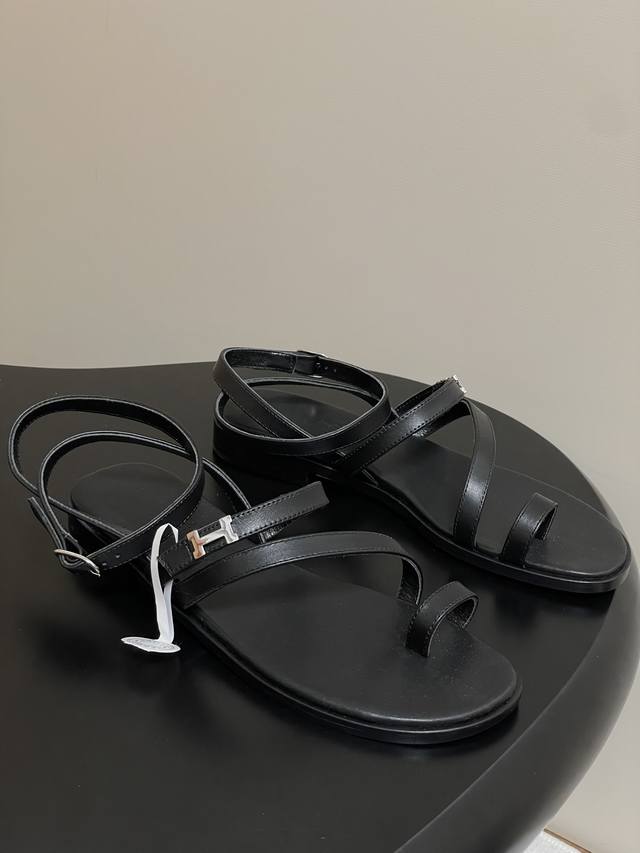 顶级品质 配高档飞机盒 Hermes 爱马仕 Harmonie系列 H家Kelly扣细带罗马绑带凉鞋套趾平底凉鞋小牛皮凉鞋，搭配经典镀钯Kelly鞋扣和袢带。打