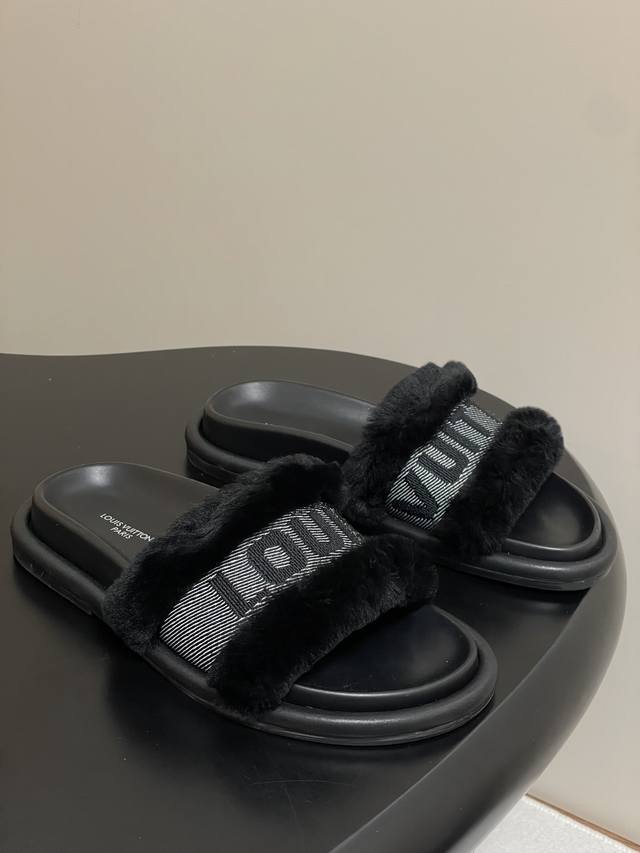 25Ss秋冬新款Louis Vuiteeon Lv 毛拖鞋系列 厚底休闲羊毛面包凉拖鞋这个特别版的泳池圈平底舒适拖鞋属于季节性的Damierlicious系列，