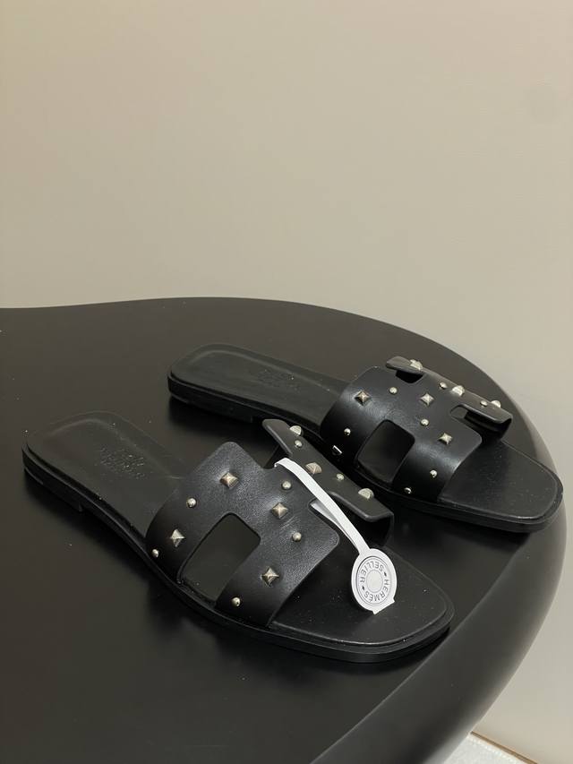 顶级品质 配高档飞机盒 丝巾 Hermes 爱马仕 H家Oran万年经典款‘H’拖鞋经典百搭的H拖鞋，2025春夏出了很多新配色呢融入蜥蜴纹、鳄鱼纹、掌纹、 涂