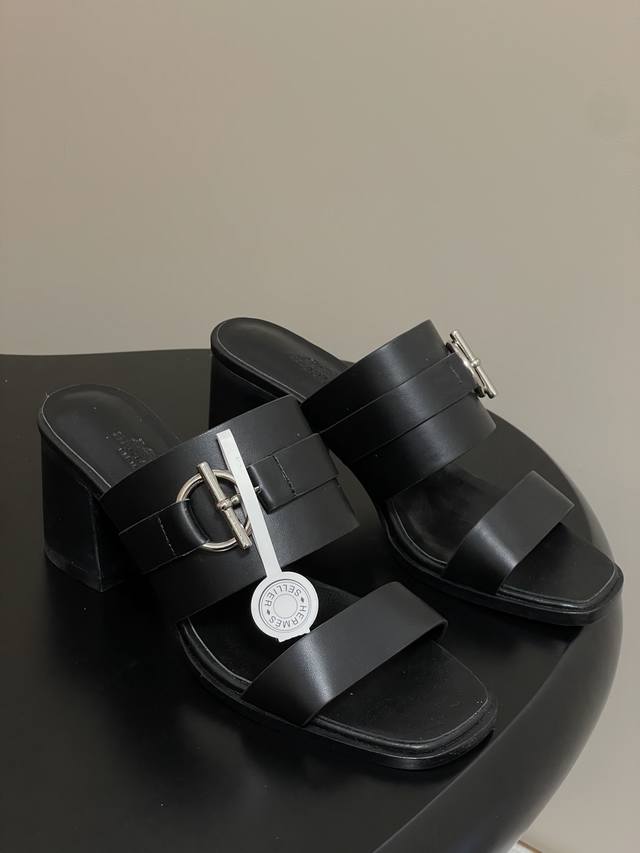 顶级品质 配高档飞机盒 Hermes 爱马仕 Kute系列 H家粗跟拖鞋金属搭扣高跟凉拖鞋牛皮高跟凉鞋，搭配标志性Glenan鞋扣。航海风格，打造都市优雅造型。