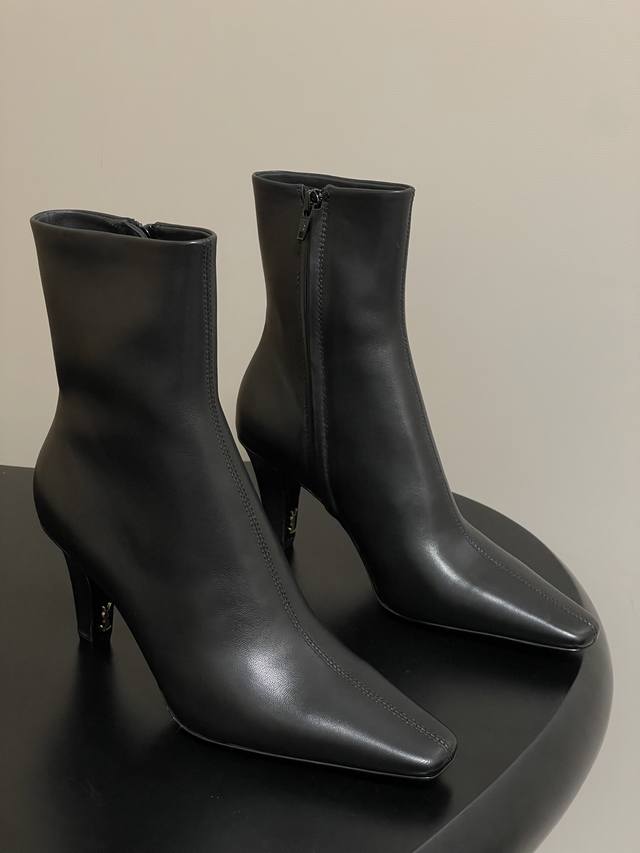 顶级品质Saint Laurent Fw25 New Arrival～Ysl圣罗兰2025秋冬新款侧拉链高跟及踝靴锥形跟短靴及踝靴，搭配方形尖鞋头和锥形粗跟，内
