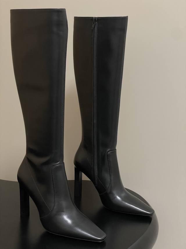 顶级品质Saint Laurent Fw25 New Arrival～Ysl圣罗兰2025秋冬新款侧拉高跟长靴整个鞋非常的简约大气～小方头更加的精致时髦可以看到