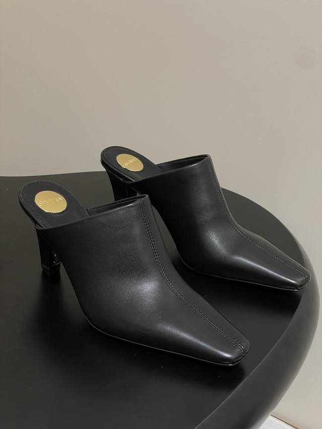 顶级品质Saint Laurent Fw25 New Arrival～Ysl圣罗兰2025早秋新款锥形跟穆勒半拖鞋包头高跟凉拖鞋搭配方形尖鞋头和锥形粗跟，内侧饰